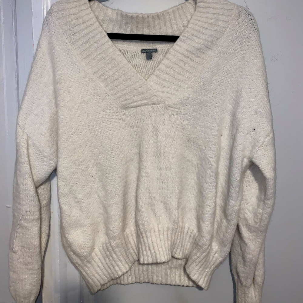 CHARLOTTE RUSSE white v neck cropped sweater